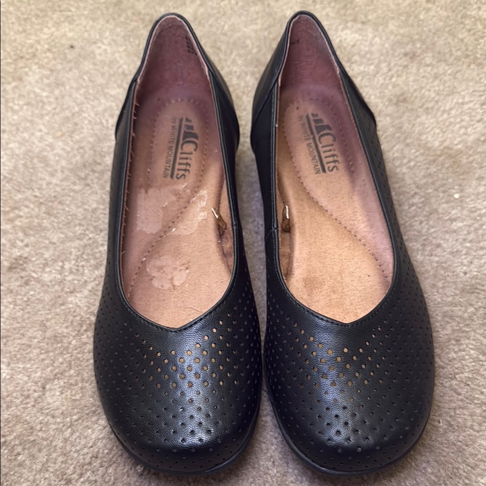 Cliffs by WHITE MOUNTAIN Black Perforated Flats